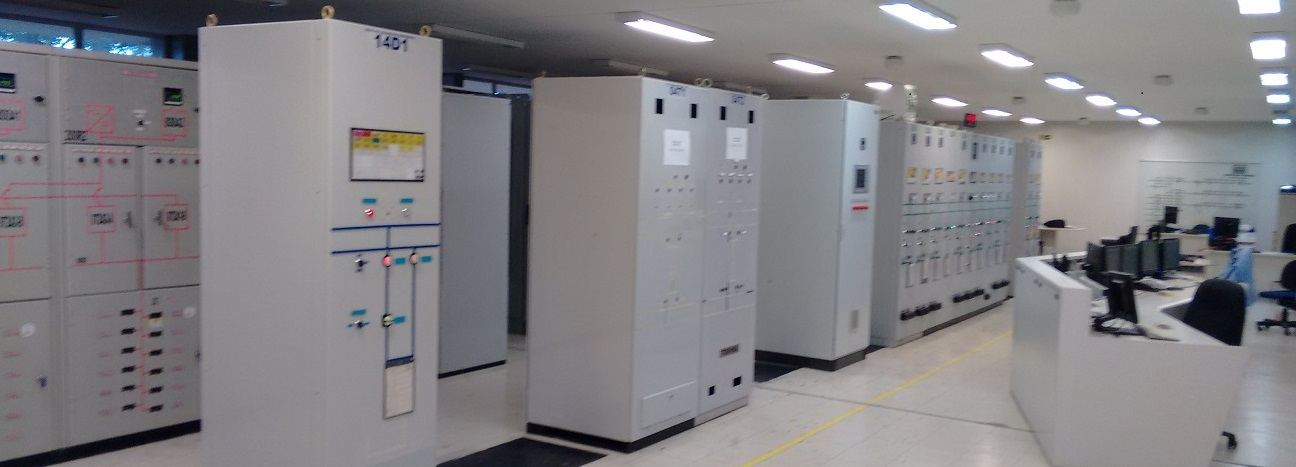 Sala de comando com painéis de proteção, controle e medição instalados pela PHI Engenharia